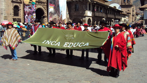 Defile voor de dag van Cusco